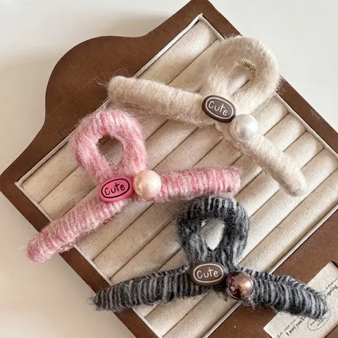 Pinza para el Cabello de Tiburón de Peluche Grande para Mujer de Piel Sintética con Perla Artificial Accesorios de Invierno