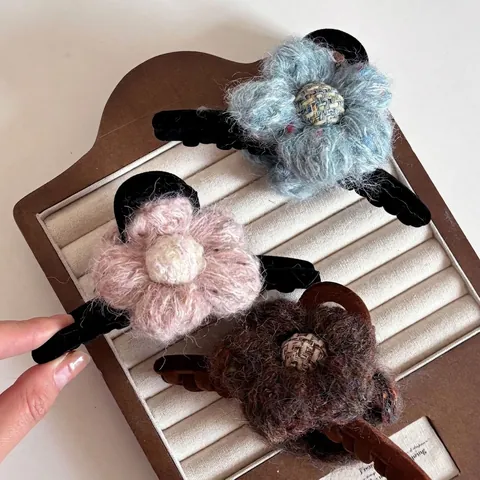 Große Plüsch Blume Haarklammer Für Damen Vintage Strickgarn Haifisch-Clip Elegante Herbst Winter Floral Haarschmuck