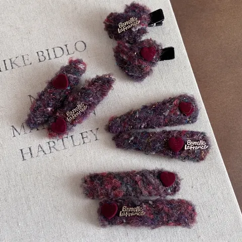 Französische Vintage Tweed Haarspange Mit Rotem Herz Und Goldmetallbrief Dekor Lila Weinrot Entenschnabelclip Damen Schmuck