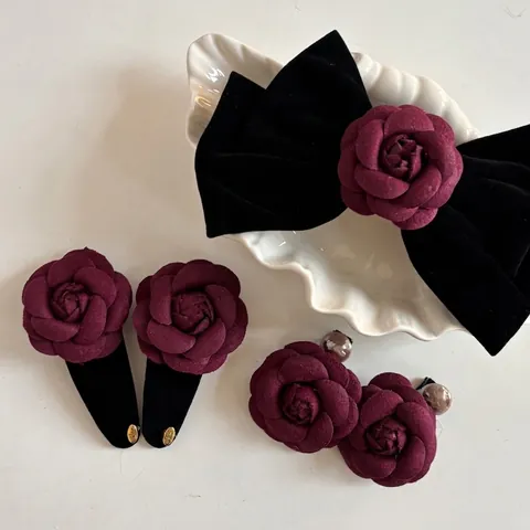 Fermaglio per Capelli Vintage con Camelia e Fiocco in Velluto per Donna Elegante Clip per Frangia Floreale in Tessuto Rosso
