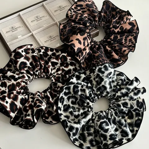 Große Leopard-Print Stoff Scrunchie Satin Textur Haargummi Vintage Elastische Pferdeschwanz Halter Mode Haarschmuck Für Damen