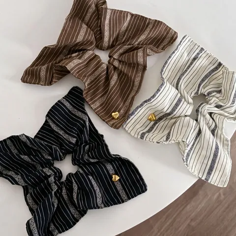Elastico per Capelli Scrunchie in Tessuto a Righe Vintage Motivo Geometrico Con Ciondolo a Cuore in Lega per Donna Moda