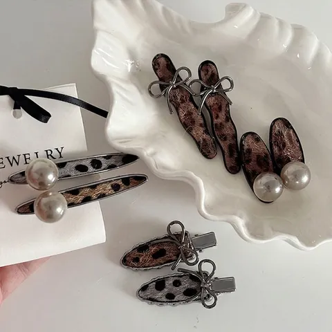 Pince à Cheveux Vintage Imprimé Léopard Avec Perle Artificielle Nœud en Métal Pince Latérale pour Femmes Mode Rétro Élégant Accessoires
