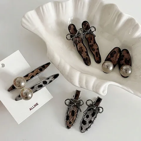 Pince à Cheveux Vintage Imprimé Léopard Avec Perle Artificielle Nœud en Métal Pince Latérale pour Femmes Mode Rétro Élégant Accessoires