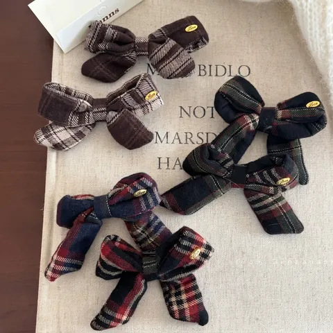 Karierte Stoff Schleife Haarklammer Retro Britische Karomuster Pony Seitenclip Mit Metall Love Anhänger Für Damen Studenten Zubehör