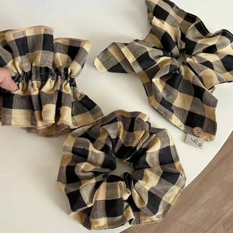 Vintage Orecchini Scrunchies in Tessuto a Quadri Con Decorazione in Bottone di Legno Moda Scacchiera Porta Coda di Cavallo Donna