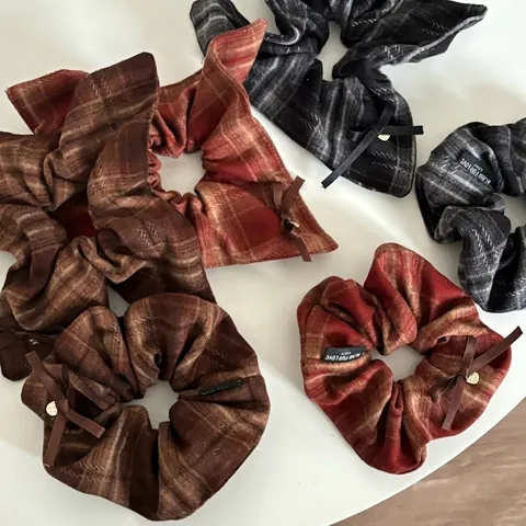 Retro Preppy Kariert Haargummi Mit Schleife Herz-Anhänger Vintage Stoff Haargummi Für Damen Akademie Stil Haarschmuck Dekor