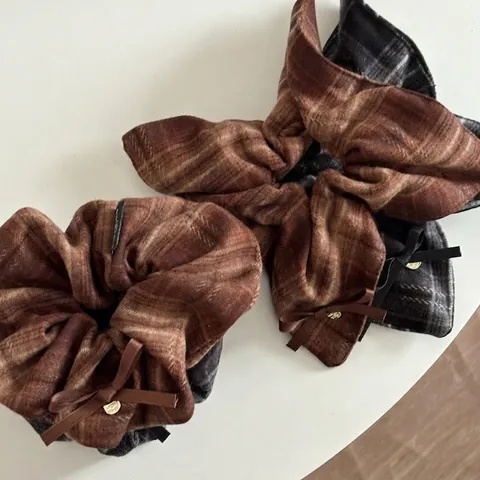 Retro Preppy Kariert Haargummi Mit Schleife Herz-Anhänger Vintage Stoff Haargummi Für Damen Akademie Stil Haarschmuck Dekor