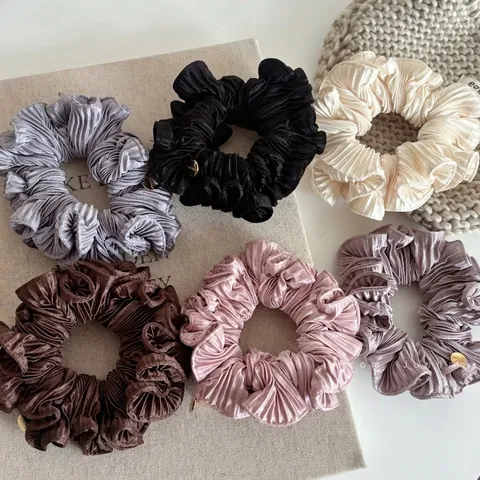 Mode Geplooid Stof Scrunchie Voor Vrouwen Grote Haarring Met Metalen Label Handgemaakte Geroezelde Elastische Haarelastiekjes