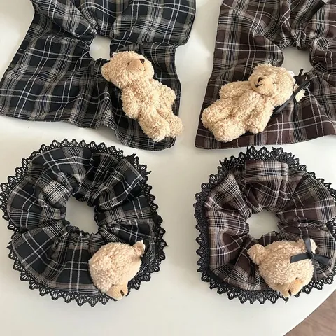 Scrunchie con Orsetto a Quadri Vintage Con Orsetto di Peluche e Bordo in Pizzo Per Donna Accessori per Capelli in Tessuto