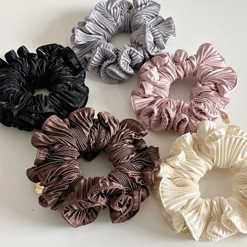 Mode Geplooid Stof Scrunchie Voor Vrouwen Grote Haarring Met Metalen Label Handgemaakte Geroezelde Elastische Haarelastiekjes
