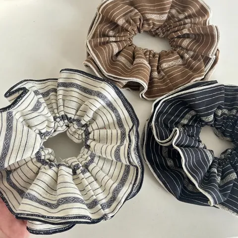 Coletero Grande de Tela a Rayas Bohemio para Mujer Plisado con Patrón Geométrico Hecho a Mano Estilo Étnico Accesorios para el Cabello