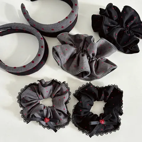Cerchietto Elastico per Capelli e Pinza in Satin con Motivo a Pois e Cuori Fatto a Mano per Donna Accessori Capelli