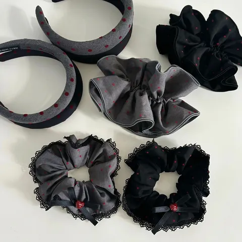 Cerchietto Elastico per Capelli e Pinza in Satin con Motivo a Pois e Cuori Fatto a Mano per Donna Accessori Capelli