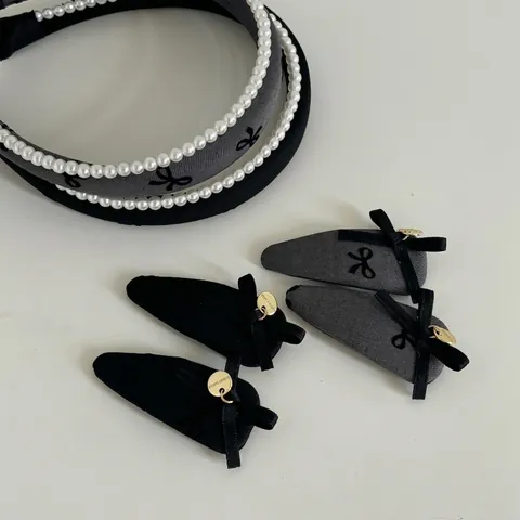 Elegante Cerchietto in Tessuto con Fiocco e Decorazione in Perle Artificiali Cerchietto Moda Grigio Nero Accessori Capelli Minimalisti Donna