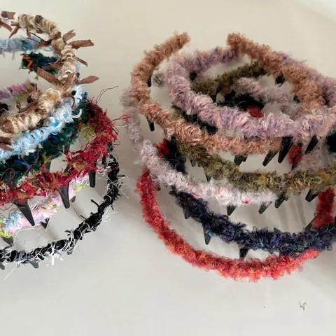 Damen Süß Mehrfarbig Wollgarn Texturiert Stirnband Mit Rutschfesten Zähnen Flauschig Welle Haarreif High Cranial Top Haarschmuck