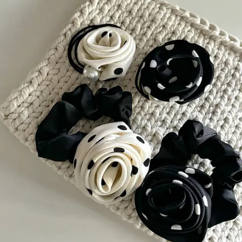 Elegante Scrunchie a Fiori di Rosa a Pois Con Perla Artificiale Tessuto Elastico per Capelli Coda di Cavallo Accessori per Capelli Donna