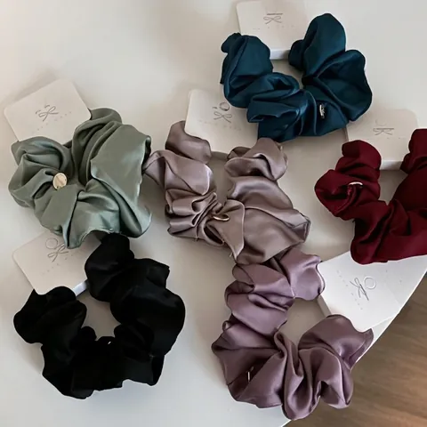Handmade Large Satin Scrunchies For Women Fashion Pleated Silk Feel Hair Ties Simple Solid Color Hair Bands With Metal Charm