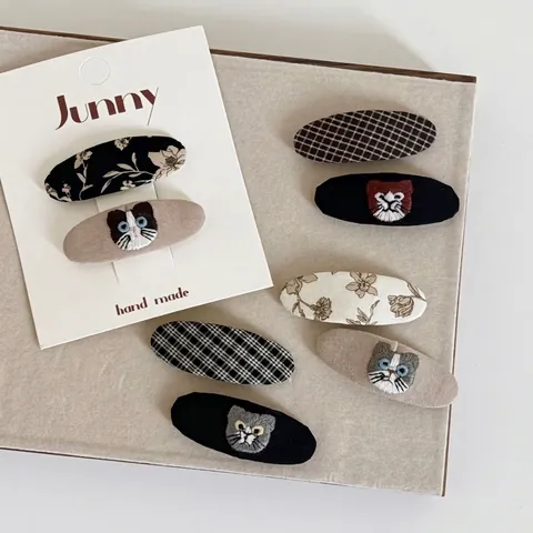 Mori Stil Stoff Bestickte Katze Haarklammern Retro Karo Blumen Schleife Entenschnabel Clips Handgefertigte Haarschmuck Für Mädchen