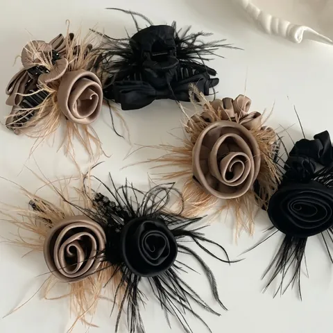 Molletta per Capelli con Rosa in Raso e Piume Artiglio Vintage Elegante Accessori per Capelli Donna per Festa