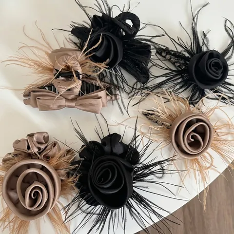 Molletta per Capelli con Rosa in Raso e Piume Artiglio Vintage Elegante Accessori per Capelli Donna per Festa