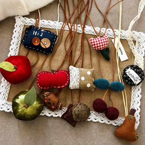 Collier Pendentif en Tissu Fait Main Fruit Animal pour Filles Bébé Mignon Style Pastoral Décoration de Cou Bijoux en Tissu