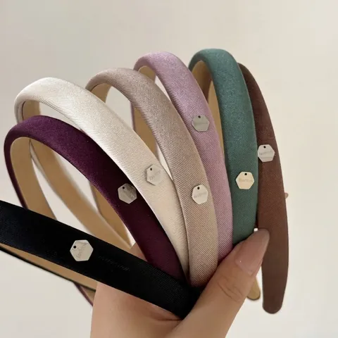 Diadema Delgada de Satén para Mujer Con Etiqueta de Metal Plateada Antideslizante de Tela Aro de Pelo Diario Color Sólido Accesorios para el Cabello
