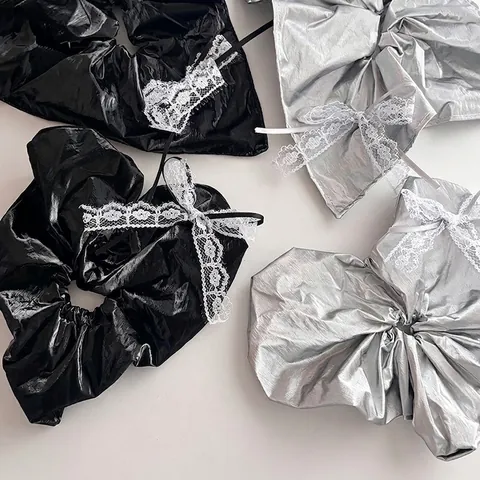 Scrunchie in Pelle PU alla Moda Metallizzato Con Fiocco in Pizzo Bianco per Donna Elastico Grande per Capelli Accessori