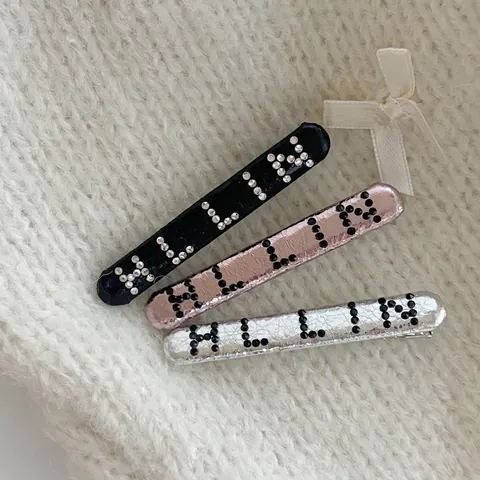 Trendige Kunstleder Buchstabe Haarspange Mit Schwarzen Strasssteinen Elegante Geometrische Seitenhaarspange Für Damen Alltag