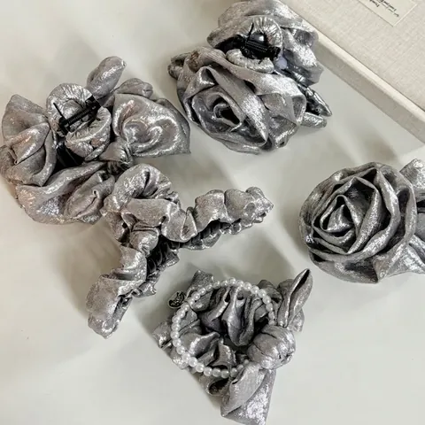 Elegante Pinza para el Cabello de Tela Metálica Plateada con Lazo de Perlas Artificiales para Mujer Accesorios de Moda