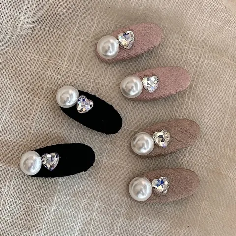 Elegante Pinza para el Pelo Envuelta en Tela Con Perla Artificial y Diamante de Imitación de Corazón Pinza Lateral para Mujer Joyería
