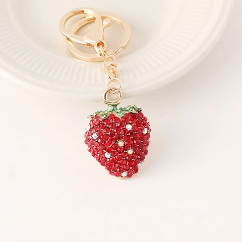 Llavero de Metal de Fresa para Mujer Strass Rojo Incrustado Aleación Chapado en Oro Fruta Colgante de Bolso Joyería de Moda