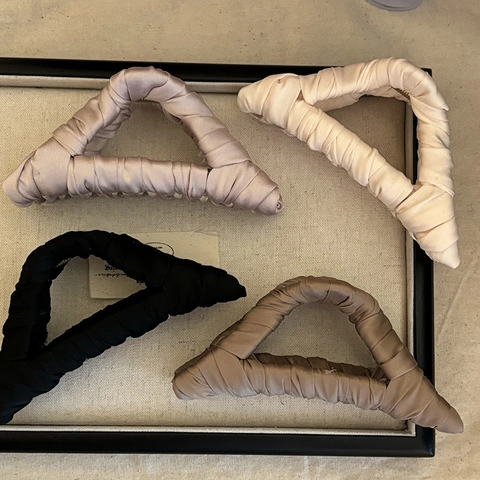 Elegante Molletta per Capelli a Triangolo Rivestita in Tessuto Grande Clip a Squalo in Raso per Donna Accessorio Geometrico