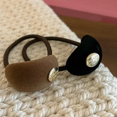 Elegante Fluwelen Haarelastiekje Voor Vrouwen Vintage Schelpvorm Haartouw Met Gegraveerde Gouden Metalen Plaat Hoge Elastische Paardenstaarthouder