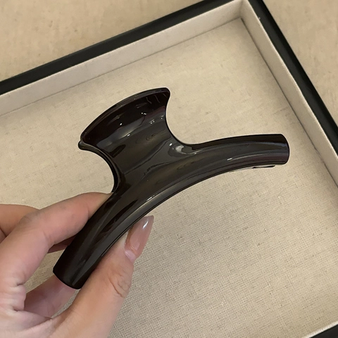 Minimalist Glossy Acrylic Shark Hair Clip Large Chocolate Brown Hair Claw For Women Elegant Solid Color Hair Accessory