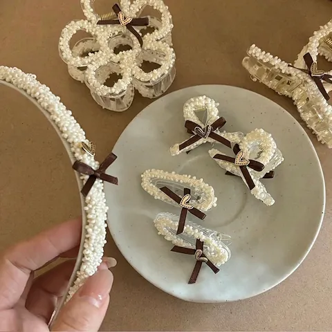 Fermaglio per Capelli con Fiocco Marrone Vintage e Perle Artificiali Elegante Clip a Artiglio in Tessuto per Donna Accessori Moda