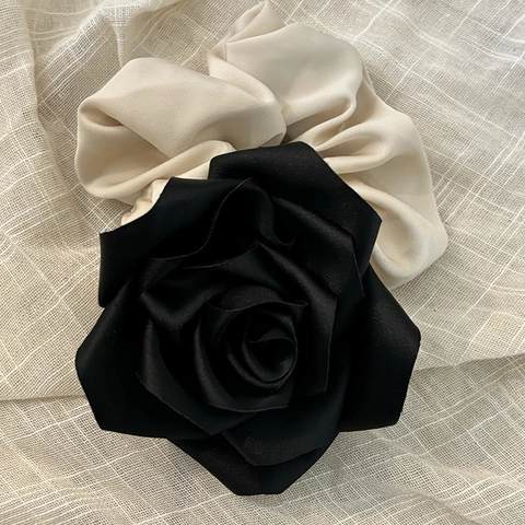 Coletero de Flor de Rosa en Contraste de Estilo Francés Vintage Coletero de Tela de Satén Hecho a Mano Grande Accesorios para el Cabello Elegantes