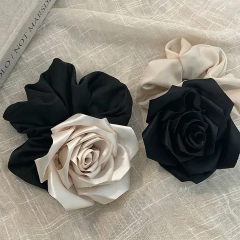 Coletero de Flor de Rosa en Contraste de Estilo Francés Vintage Coletero de Tela de Satén Hecho a Mano Grande Accesorios para el Cabello Elegantes