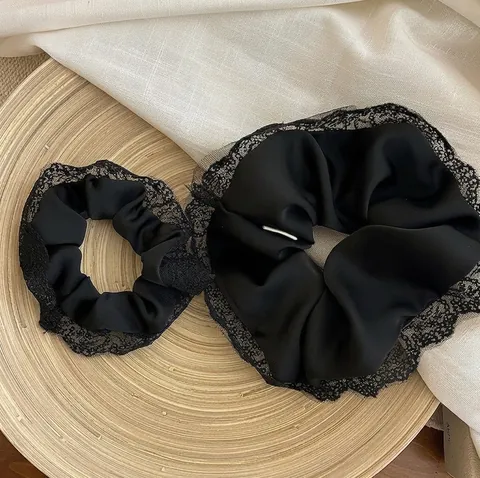 Französisches Romantisches Schwarzes Spitzenkante Plissee Satin Haargummi Großes Vintage Sanftes Haarseil Für Damen Elegante Haar Accessoires