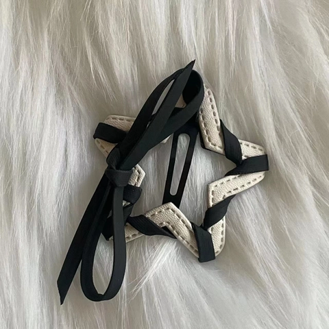 Damen Y2K Stern Muster Haarklammer Mit Schleife Süßer Cooler Schwarz Weiß Kunstleder Strass Entenschnabel-Clip Mode Kopfschmuck