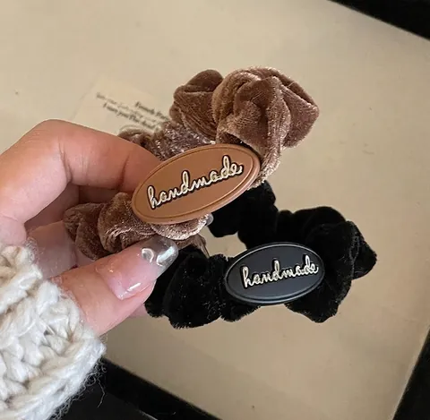 Chouchou en Velours avec Étiquette de Lettre Fait à la Main Élastique à Cheveux en Tissu pour Femmes Mode Accessoires
