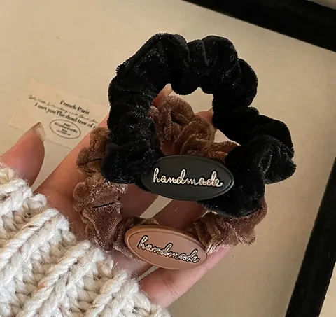 Chouchou en Velours avec Étiquette de Lettre Fait à la Main Élastique à Cheveux en Tissu pour Femmes Mode Accessoires