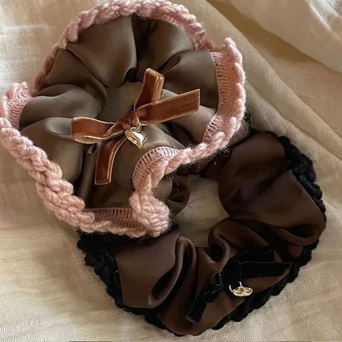Coleteros de Satén con Lazo Dulce para Mujer Gomas de Pelo de Punto de Color de Contraste con Colgante de Corazón Perla Artificial Accesorios de Pelo Elegantes