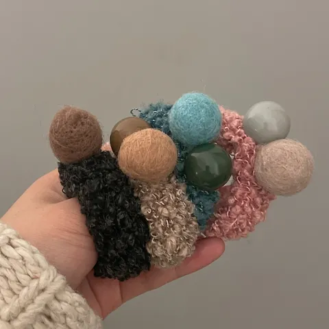 Coletero de Hilo de Punto Dulce para Mujer Decoración de Bolas de Peluche Bloque de Color Accesorios para el Cabello