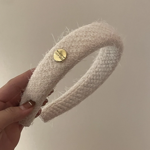 French Style Plush Padded Headband For Women Warm Solid Color Fleece Hairband With Gold Badge Fashion Winter Hair Accessories