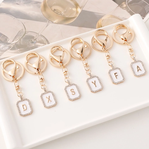 Mode Alphabet Anfangsbuchstabe Strass Emaille Schlüsselanhänger Gold Metall Rechteckiger Anhänger Schlüsselring Für Damen Tasche Schmuck Geschenk