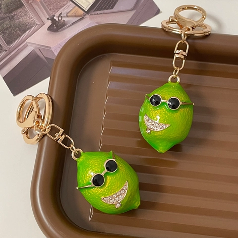Porte-clés Citron Vert Créatif Mignon Avec Lunettes De Soleil Strass Sourire Fruit Métal Porte-clés Charme De Sac Femme Cadeau