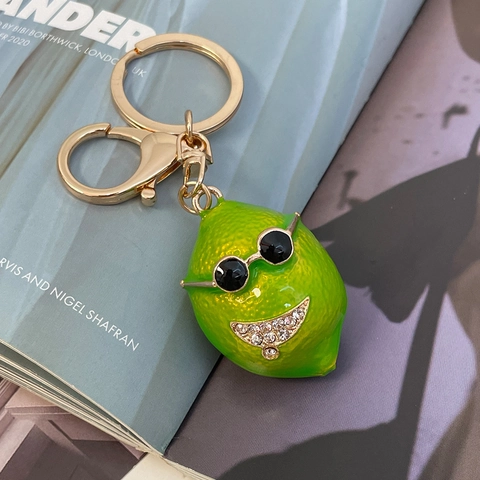 Porte-clés Citron Vert Créatif Mignon Avec Lunettes De Soleil Strass Sourire Fruit Métal Porte-clés Charme De Sac Femme Cadeau