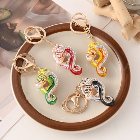 Vintage Enamel Snake Keychain Rhinestone Artificial Pearl Animal Bag Pendant Zodiac Charm Metal Key Ring For Women Jewelry
