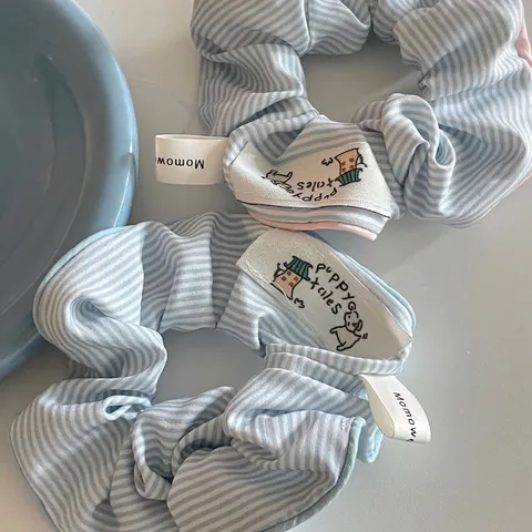 Handgemaakte Blauw Wit Gestreept Stof Scrunchie Zoete Stijl Haarelastiekje Met Cartoon Label Decoratieve Haaraccessoires Voor Dames Meisjes